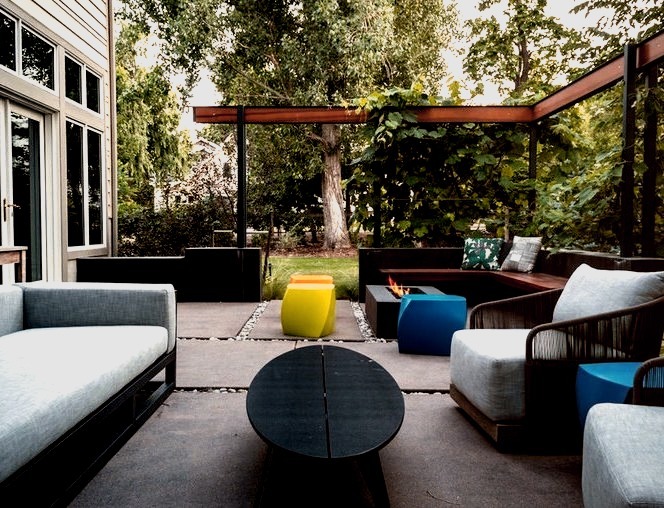 Ideas for a sizable, contemporary backyard with a fire pit in the summer.
